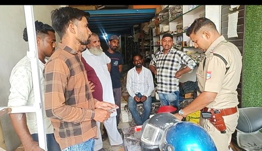 Bajpur News: केजीएम फॉम शोरूम में चोरों ने ढाई लाख की नगदी उडाई। 