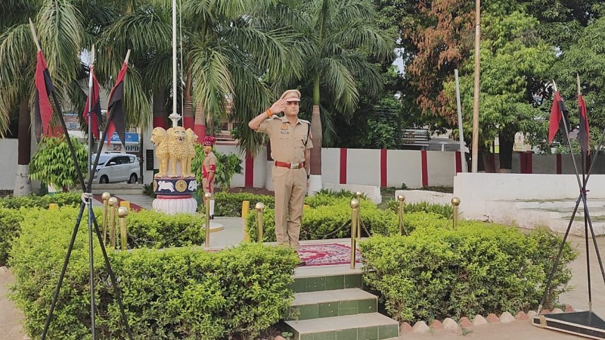 Hardoi News: हरदोई पुलिस अधीक्षक ने परेड ग्राउंड में की शुक्रवारीय परेड की समीक्षा, डायल 112 और बैरक का किया निरीक्षण