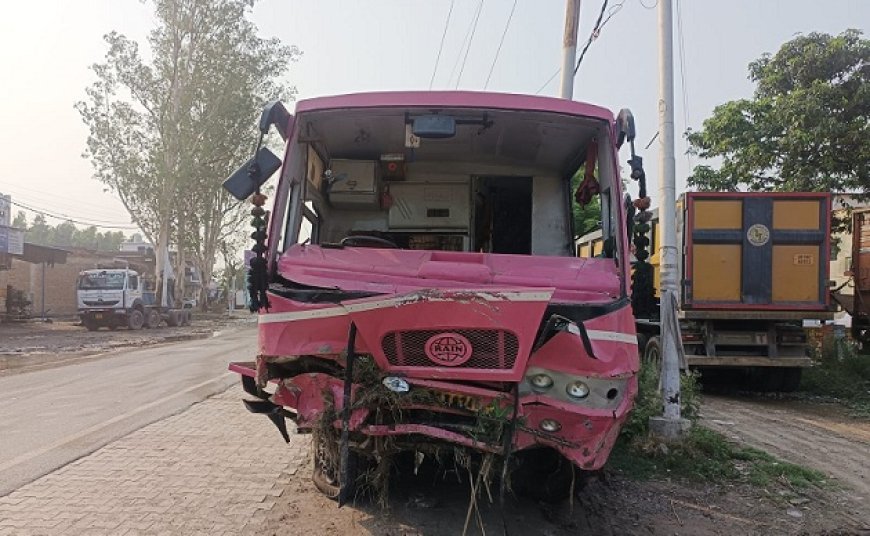 UK News: मजदूरों से भरी बस पुलिया में जा घुशी जिसमें 18 लोग घायल। 