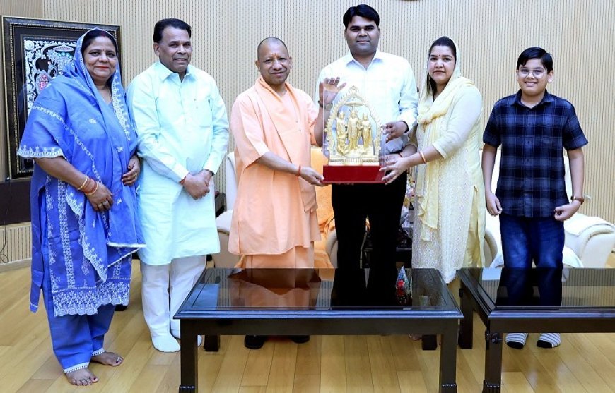 Lucknow News: मंत्री नरेंद्र कश्यप ने परिवार सहित मुख्यमंत्री से की सौजन्य भेंट, मुख्यमंत्री ने मंत्री की जुड़वा नातिनों को स्नेहपूर्वक खिलाया। 