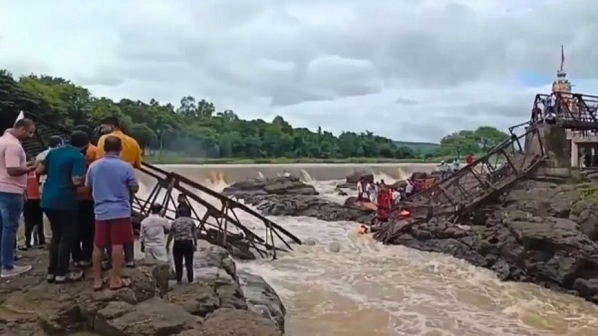 Viral News: पुणे में इंद्रायणी नदी पर पुराना पुल ढहा, वीडियो में दिखी अफरा-तफरी, कई पर्यटक बह गए। 