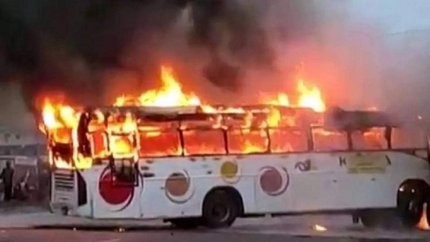 श्री गंगानगर: चलती AC बस में लगी भीषण आग, ड्राइवर की सूझबूझ से सभी यात्री सुरक्षित, सामान जलकर राख। 