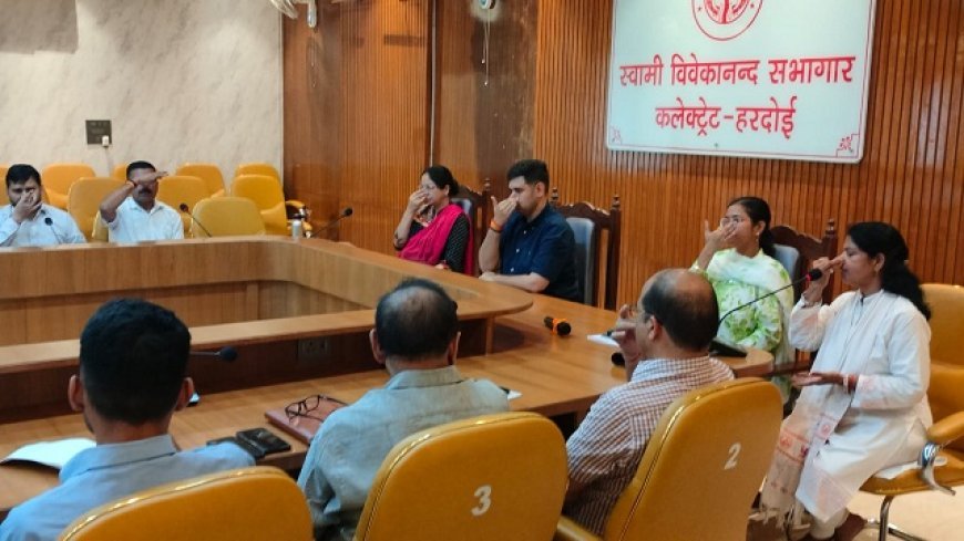 Hardoi News: अधिकारियों ने योग के माध्यम से सीखे मानसिक व शारीरिक थकान दूर करने के तरीके। 
