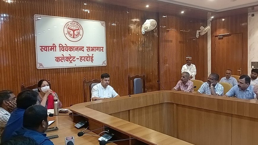 Hardoi News: जिलाधिकारी ने किया प्रेस प्रतिनिधियों से संवाद- सुखेता नाले के संबंध में भी मीडिया बंधुओ की राय ली।
