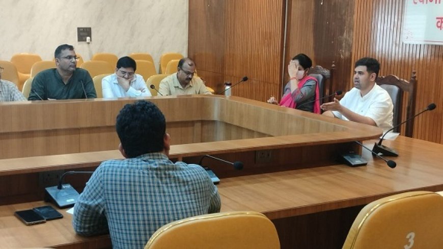 Hardoi News: जिलाधिकारी की अध्यक्षता में हुई ग्राम्य विकास व पंचायती राज विभाग की बैठक। 