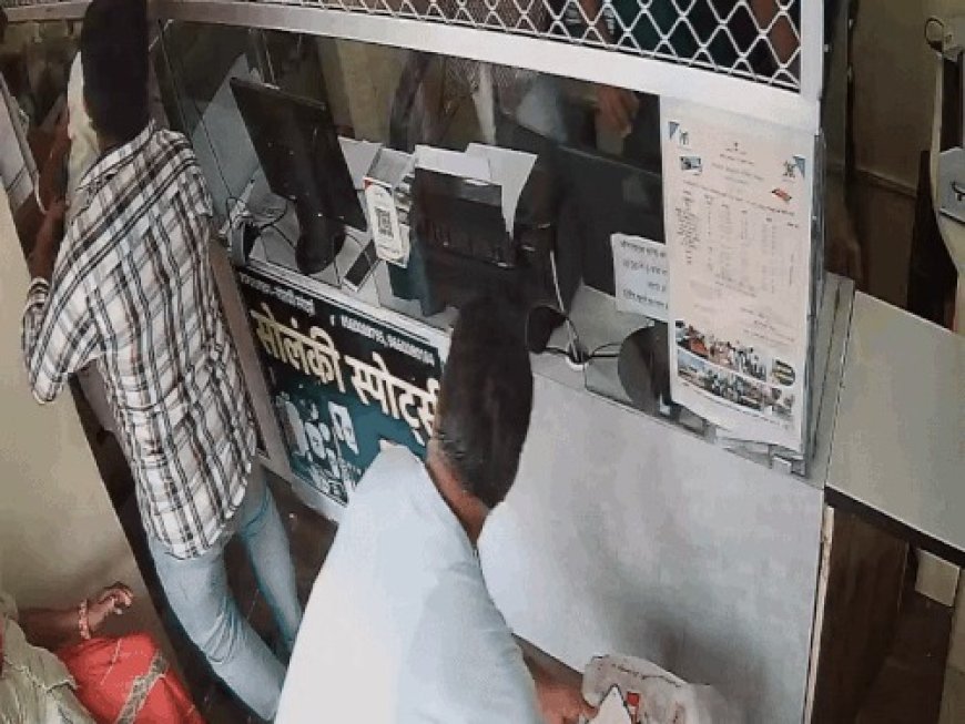 Vial: नागौर में ई-मित्र संचालक की सूझबूझ ने बचाई जान, हार्ट अटैक से जूझ रहे युवक को CPR देकर दी नई जिंदगी, वायरल हुआ वीडियो। 