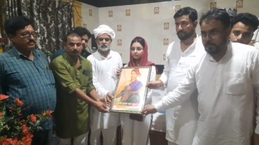 Hardoi News: पेट्रोल पंप विवाद में अरीबा खान की 'रिवॉल्वर गुंडई' पर सियासत गर्म, कांग्रेस ने दिया रानी लक्ष्मी बाई सम्मान, लोगों ने उठाए सवाल। 