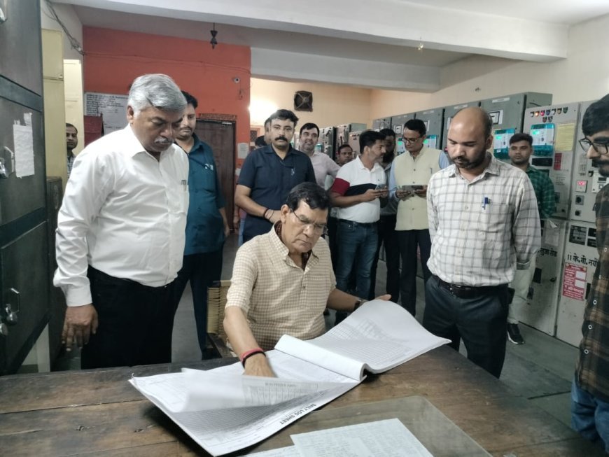 Lucknow News : ऊर्जा मंत्री ए.के. शर्मा ने विधानसभा मार्ग स्थित टोल फ्री नंo 1912 की व्यवस्था का किया औचक निरीक्षण, 1912 में आयी शिकायतों का समाधान कराने का लिया फीडबैक
