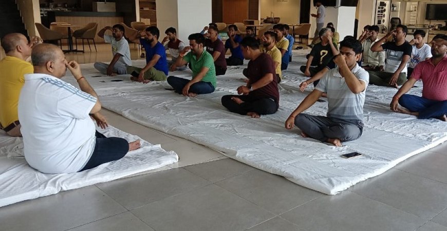 Hardoi News: योग दिवस पर कॉन्सेप्ट कार्स लिमिटेड में हुआ सामूहिक योगाभ्यास। 