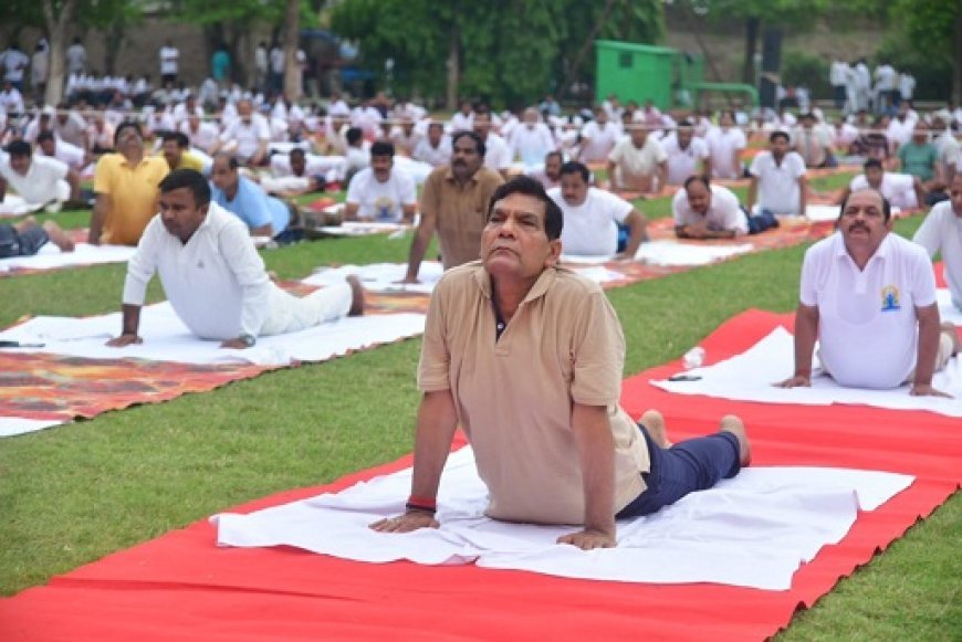 Lucknow News : मंत्री ए.के. शर्मा अंतर्राष्ट्रीय योग दिवस पर अपने प्रभार जनपद जौनपुर पहुंचकर योगाभ्यास किया। 