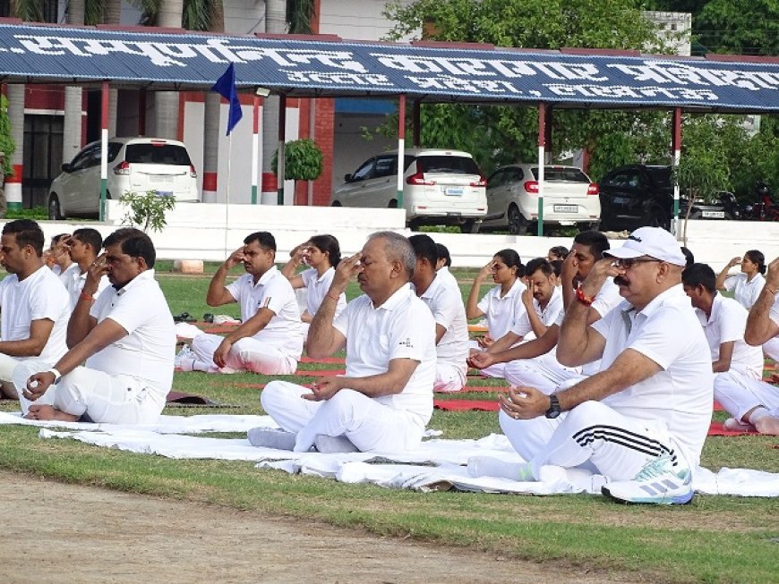 अन्तर्राष्ट्रीय योग दिवस के अवसर पर महानिदेशक कारागार ने दिया नियमित योग करने का संदेश। 