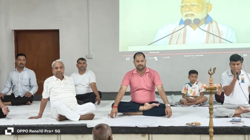 Sitapur News: 11 अन्तर्राष्ट्रीय योग दिवस पर योगमय हुआ नैमिषारण्य का चक्रतीर्थ सैकड़ों की संख्या में लोगों ने किया योगाभ्यास। 