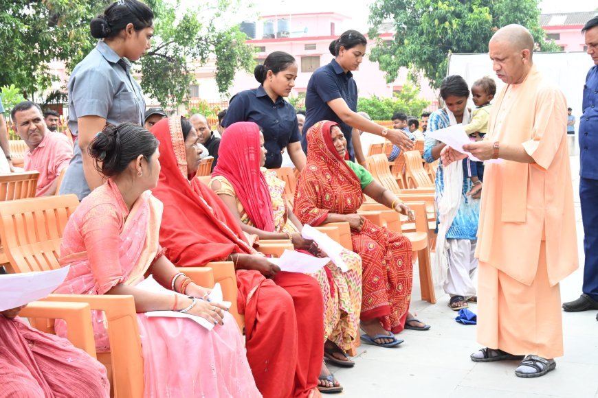 Gorakhpur News : जनता दर्शन में सीएम योगी ने सुनीं करीब 200 लोगों की समस्याएं, निस्तारण के लिए अफसरों को दिए निर्देश, कहा- समस्या का समाधान होगा, सबको न्याय मिलेगा