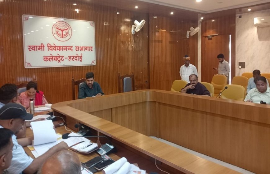 Hardoi News: जिलाधिकारी अनुनय झा की अध्यक्षता में सीएम डैशबोर्ड (विकास) की समीक्षा बैठक। 