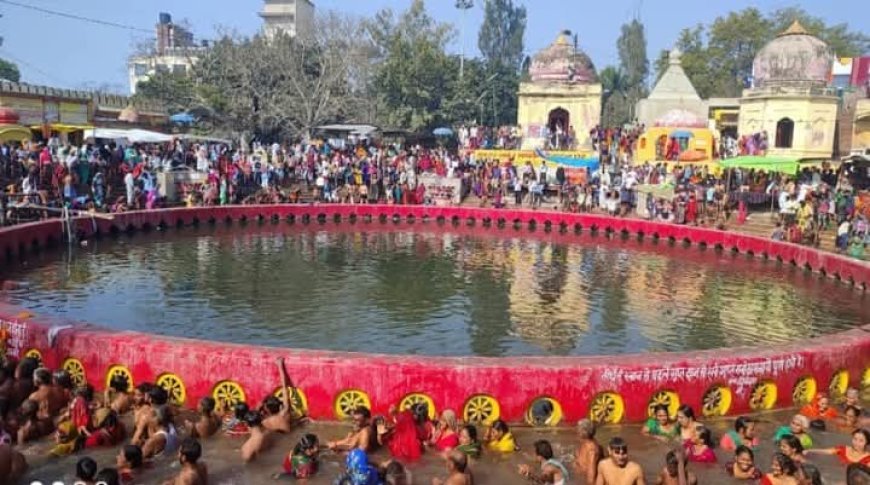 Sitapur News: नैमिषारण्य तीर्थ क्षेत्र में आषाढ़ माह की अमावस्या पर हज़ारो की संख्या मै श्रद्धालूओं ने लगाई आस्था की डुबकी।         