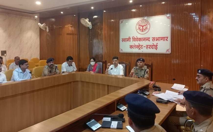 Hardoi News: आगामी त्योहारों के दृष्टिगत जिलाधिकारी व पुलिस अधीक्षक से धर्म गुरुओं से संवाद। 