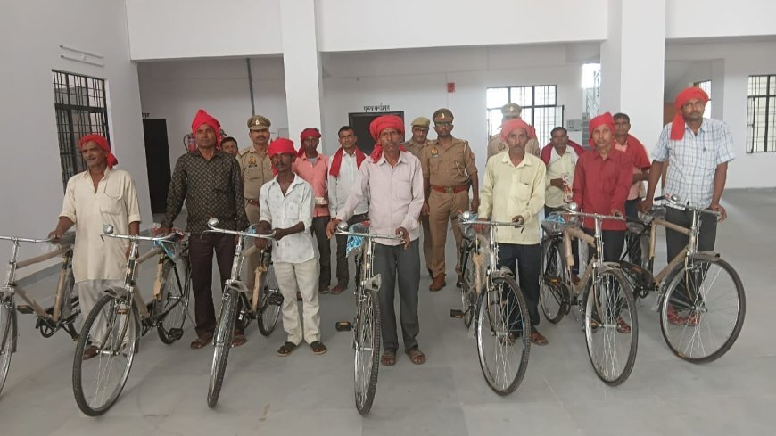 Hardoi News: पुलिस अधीक्षक के निर्देश पर सवायजपुर और शाहाबाद में ग्राम प्रहरियों को साइकिल वितरित