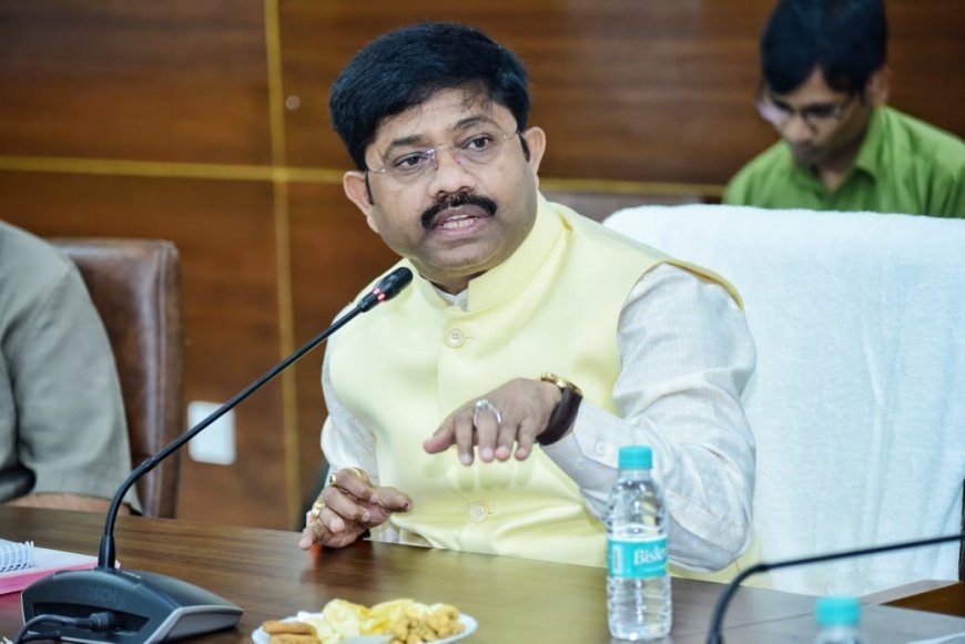 Prayagraj News :औद्योगिक विकास मंत्री नन्दी ने तत्कालीन डीपीआरओ के खिलाफ जांच कर कार्रवाई के निर्देश दिए, कानून व्यवस्था की समीक्षा बैठक की