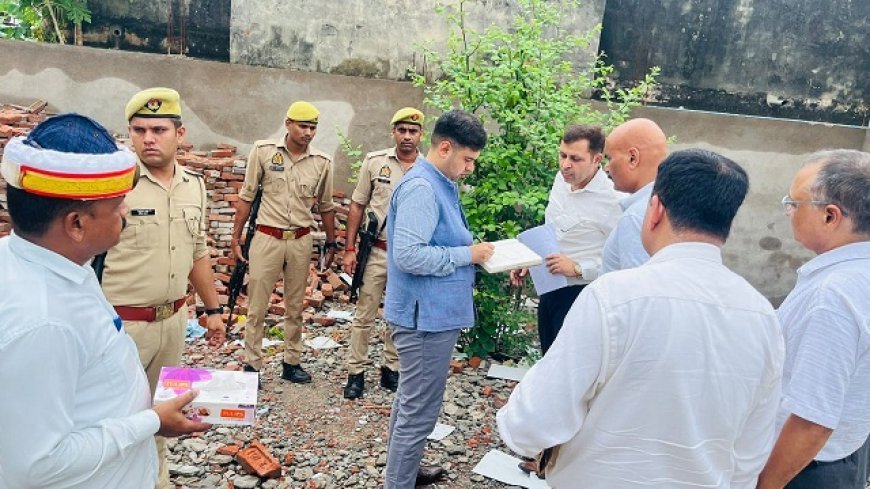 Hardoi News: जिलाधिकारी ने नघेटा में किता बैनामा का किया स्थल निरीक्षण, लेखपत्र में भिन्नता पर मांगी आख्या। 