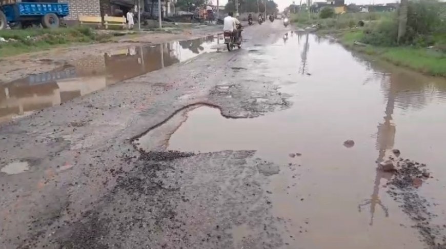 Deoband News: कांवड मार्ग पर जलभराव और सड़क पर बने गढ्ढो ने खोली प्रशासन के निरिक्षण की पोल। 