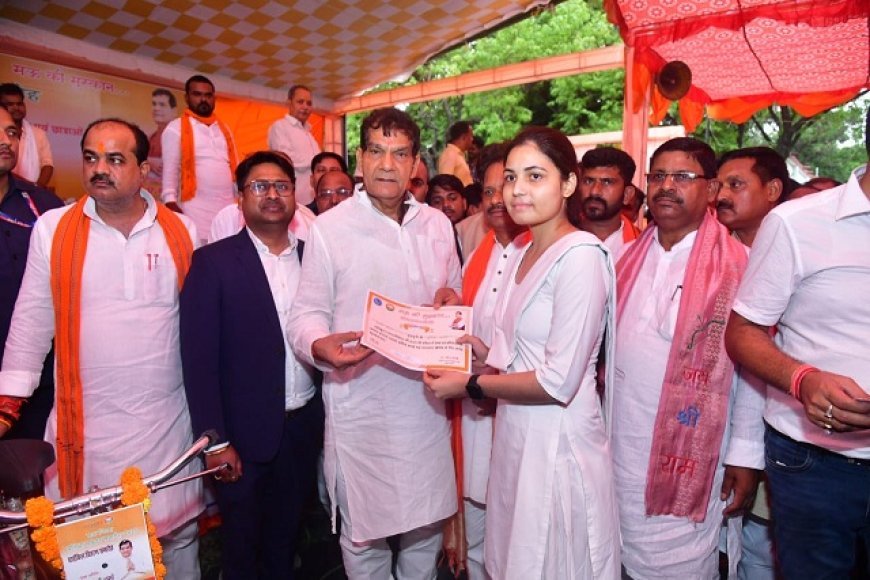 मऊ की मुस्कान बनेगी अब मऊ की पहचान- मंत्री ए.के. शर्मा ने मऊ के 24 विद्यालयों के 176 मेधावी छात्रों को प्रशस्ति पत्र एवं साइकिल वितरित कर सम्मानित किया। 