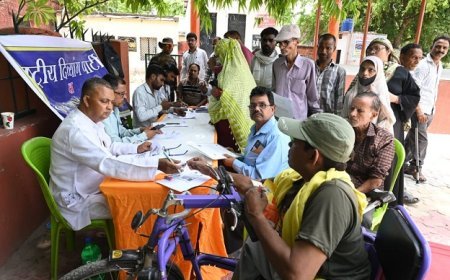 Kanpur News: राष्ट्रीय दिव्यांग पार्टी के समस्या समाधान शिविर में समस्याएं लेकर पहुंचे दिव्यांग।  