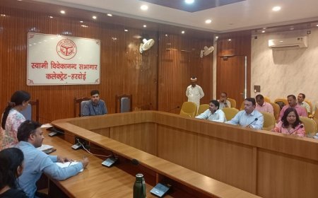 Hardoi News: विवेकानंद सभागार में आयुष विभाग की बैठक- जिलाधिकारी ने डॉक्टरों की अनुपस्थिति पर जताई नाराजगी। 