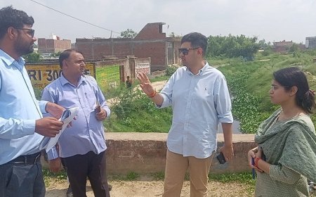 Hardoi News: जिलाधिकारी ने महोलिया ड्रेन का किया निरीक्षण, जल निकासी व्यवस्था दुरुस्त करने के दिए निर्देश। 
