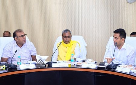 Lucknow: पंचायतीराज मंत्री ओमप्रकाश राजभर ने की विभागीय योजनाओं की समीक्षा, ग्रामीण विकास पर दिया जोर। 