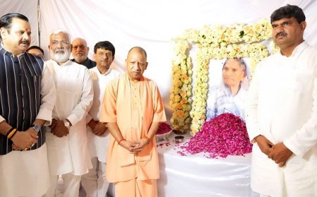 Lucknow: धर्मपाल सिंह के गांव पहुंचे मुख्यमंत्री, मां के निधन पर जताई शोक संवेदनाएं। 