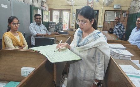 Hardoi: मुख्य विकास अधिकारी का विकास भवन में औचक निरीक्षण, अनुपस्थित कर्मचारियों पर कार्रवाई। 