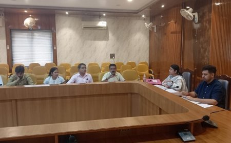 Hardoi: कृषि विकास पर जोर- पॉली हाउस और लघु उद्योगों के लिए जिलाधिकारी के निर्देश। 