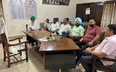 Bazpur: शुगर फैक्ट्री के जीएम से मिलने गए किसान कुर्सी खाली पड़ी मिली। 