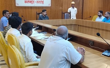 जिलाधिकारी की अध्यक्षता में हुई उर्वरक प्रदायकर्ता कम्पनी प्रतिनिधियो एवं थोक उर्वरक विक्रेताओं की बैठक। 