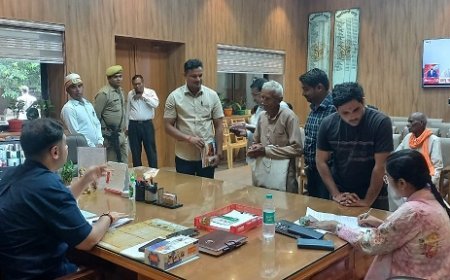 जिलाधिकारी अनुनय झा की जन सुनवाई: 112 शिकायतों का निस्तारण, बुजुर्गों को आयुष्मान कार्ड और पेंशन योजनाओं का लाभ। 