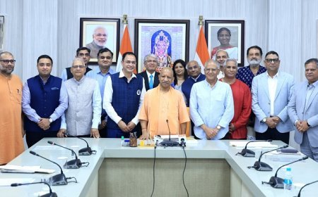 मुख्यमंत्री योगी आदित्यनाथ से नवगठित आर्थिक सलाहकार समूह ने की मुलाकात, रोजगार मिशन और हरित ऊर्जा पर चर्चा।