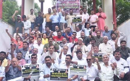 कानपुर उद्योग व्यापार मंडल ने गांधी प्रतिमा पर धरना प्रदर्शन किया।