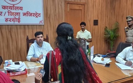 जिलाधिकारी की जन सुनवाई: 79 शिकायतों का निपटारा, पेंशन और आयुष्मान कार्ड से लाभान्वित हुए जरूरतमंद।