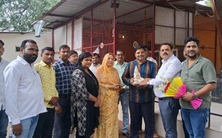 शाहाबाद में एडीओ पंचायत की पत्नी की बहादुरी: जहरीले सांप को बोतल में कैद कर बनीं मिसाल, प्रधान संघ के अध्यक्ष ने किया सम्मानित। 