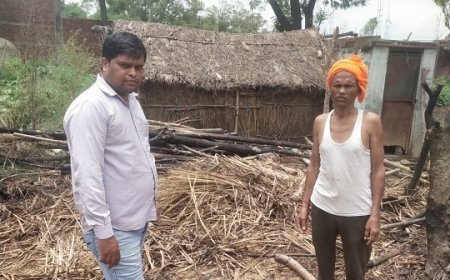 जानवरों को धुआं देने के लिए जलाई गई आग से गरीब की झोपड़ी जली, हुआ हजारों का नुकसान।