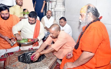 Ghaziabad : CM योगी ने दूधेश्वर नाथ मंदिर में रुद्राभिषेक कर कांवड़ मेला तैयारियों का लिया जायजा, श्रावण कांवड़ मेले काकिया शुभारंभ, उमड़ा जनसमूह