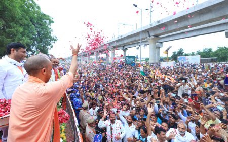 Meerut : CM योगी ने कांवड़ियों पर की पुष्प वर्षा, शिवभक्तों की श्रद्धा का किया सम्मान, कांवड़ यात्रा को बदनाम करने की साजिश रच रहे उपद्रवियों को दी सख्त चेतावनी