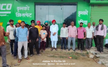 Sitapur : नायब तहसीलदार महेंद्र तिवारी ने केंद्र को खुलवाकर कर किसानों को वितरण कराई खाद, यूरिया खाद पाने के लिए दर-दर भटक रहे किसान