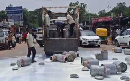 साबरकांठा में किसानों ने दूध सड़कों पर बहाया, 20-25% मूल्य वृद्धि की मांग, चेतावनी- 'न्याय नहीं तो और दूध बहाएंगे'