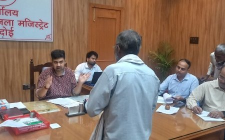 जिलाधिकारी अनुनय झा की जन सुनवाई: 133 शिकायतों का समाधान, पेंशन और आयुष्मान कार्ड के साथ त्वरित कार्रवाई के निर्देश।