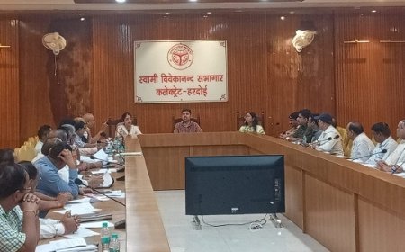 जिलाधिकारी अनुनय झा की अध्यक्षता में सीएम डैशबोर्ड समीक्षा: योजनाओं में समयबद्धता और गुणवत्ता पर जोर। 