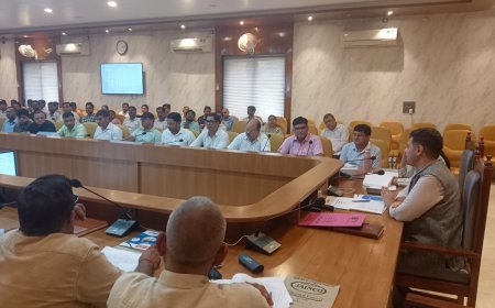 Hardoi : जिलाधिकारी की अध्यक्षता में हुई शासी निकाय की बैठक, प्रभारी अधीक्षक हरियावां को कारण बताओ नोटिस जारी