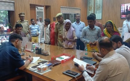 जिलाधिकारी अनुनय झा की जन सुनवाई: 65 शिकायतों का त्वरित निस्तारण, बुजुर्गों के लिए आयुष्मान कार्ड और पेंशन योजनाओं का लाभ।