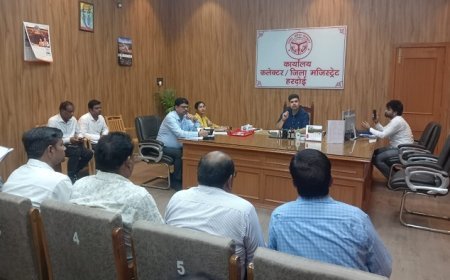 जिलाधिकारी ने अधिकारियों के साथ की औद्योगिक क्षेत्र व टेक्सटाइल पार्क के विकास पर चर्चा। 