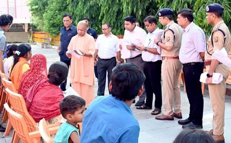 जनता दर्शन में सीएम योगी ने सुनीं 200 लोगों की समस्याएं: मुख्यमंत्री ने अधिकारियों को दिए निर्देश, जन समस्याओं के निराकरण में न हो तनिक भी लापरवाही। 